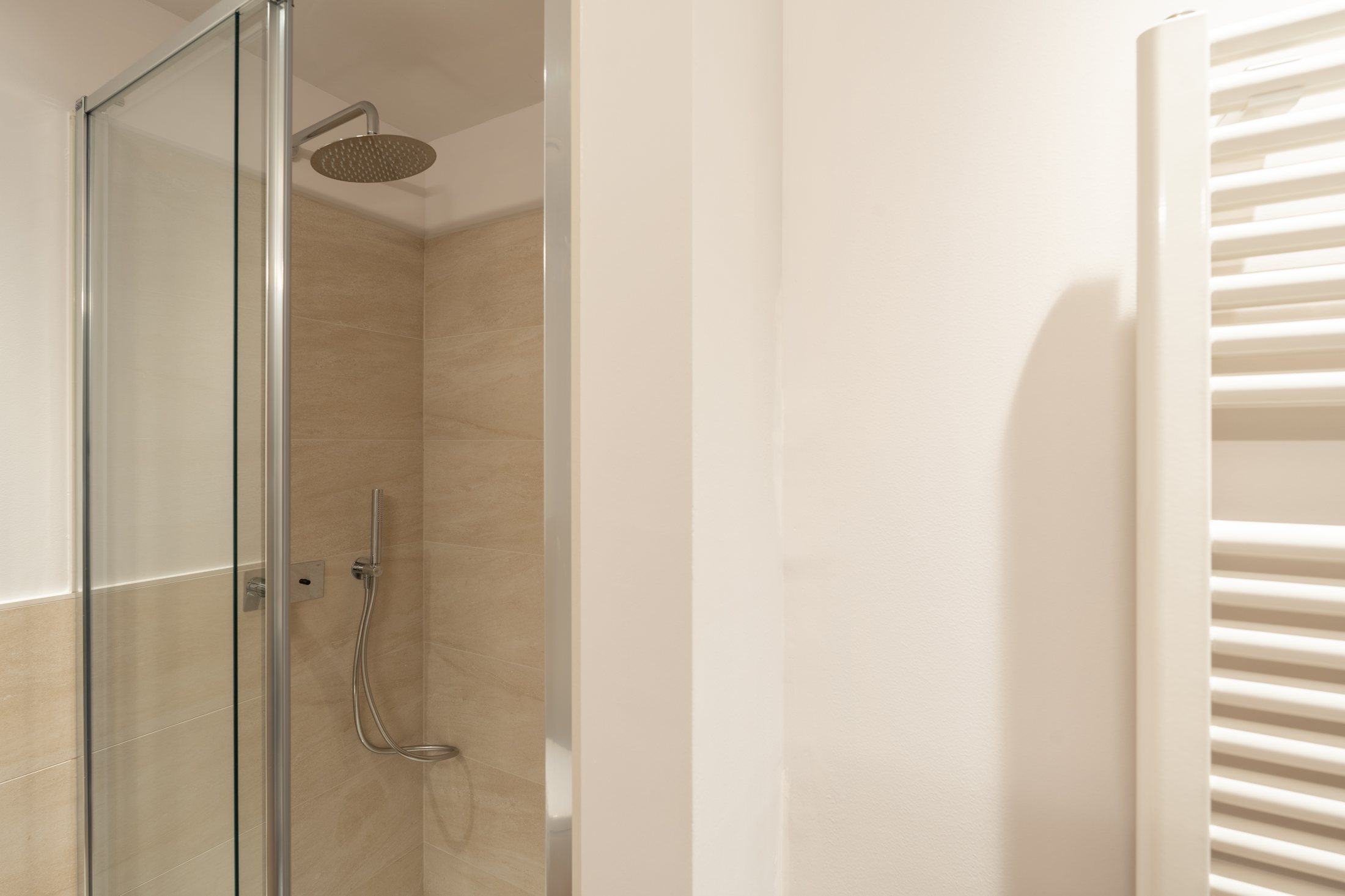 Art Family Room con composizione luminosa.