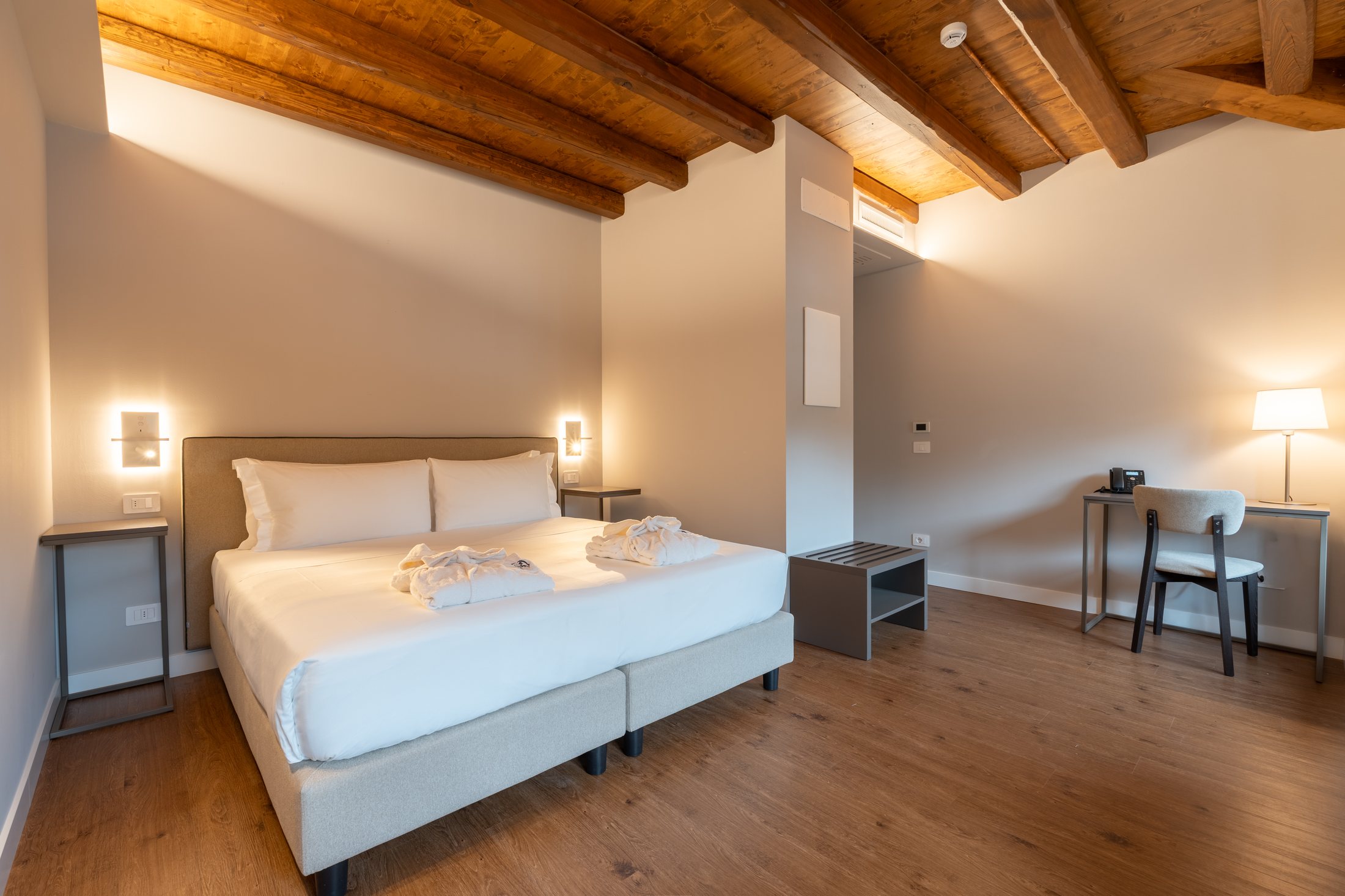 Art Junior Wellness con sauna e architettura essenziale.