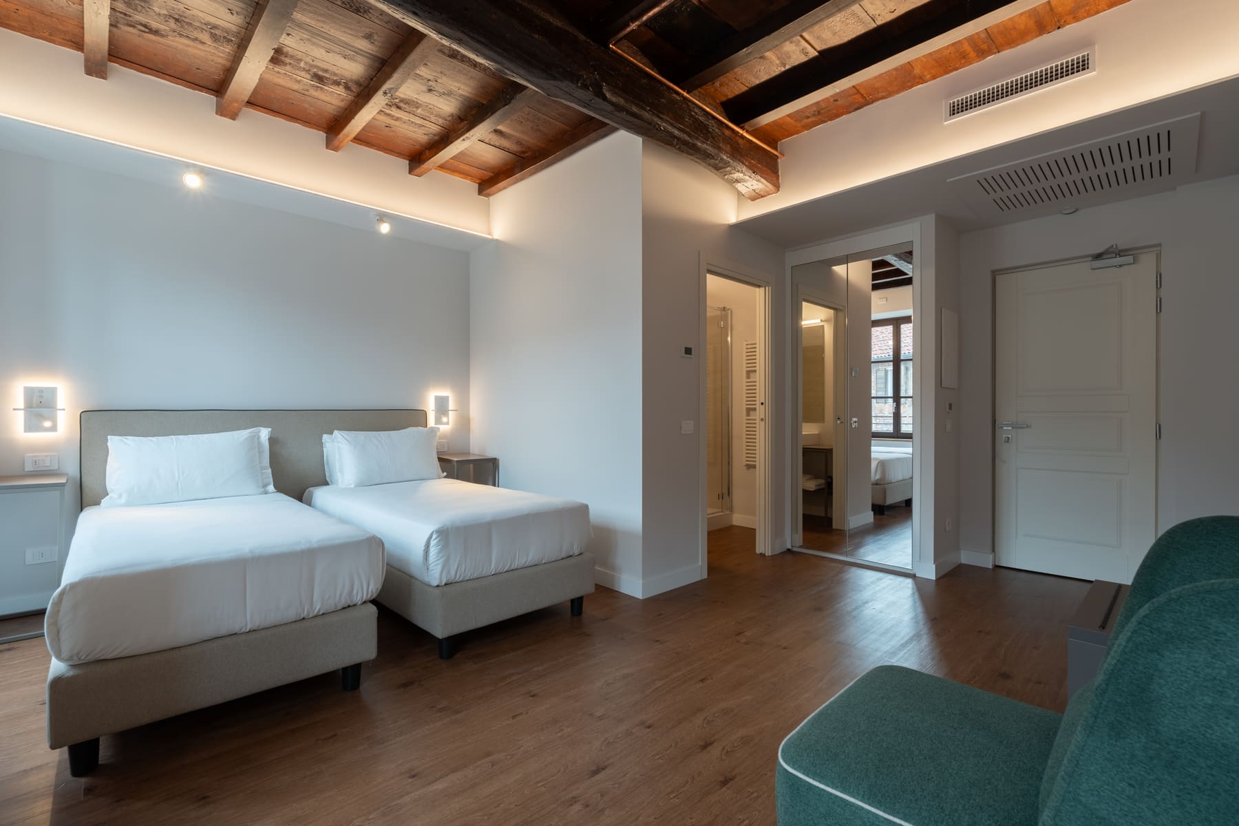 Art Room con inquadratura laterale e luce naturale.