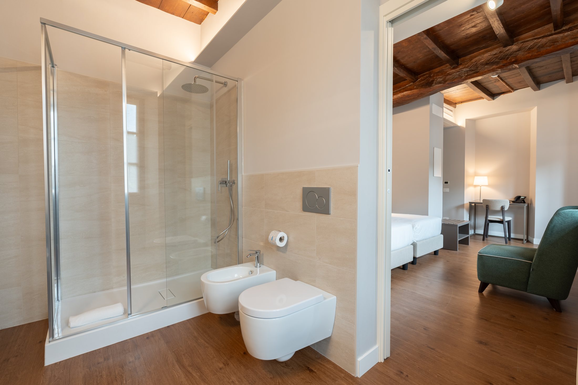 Art Room Deluxe con ritmo architettonico e travi.