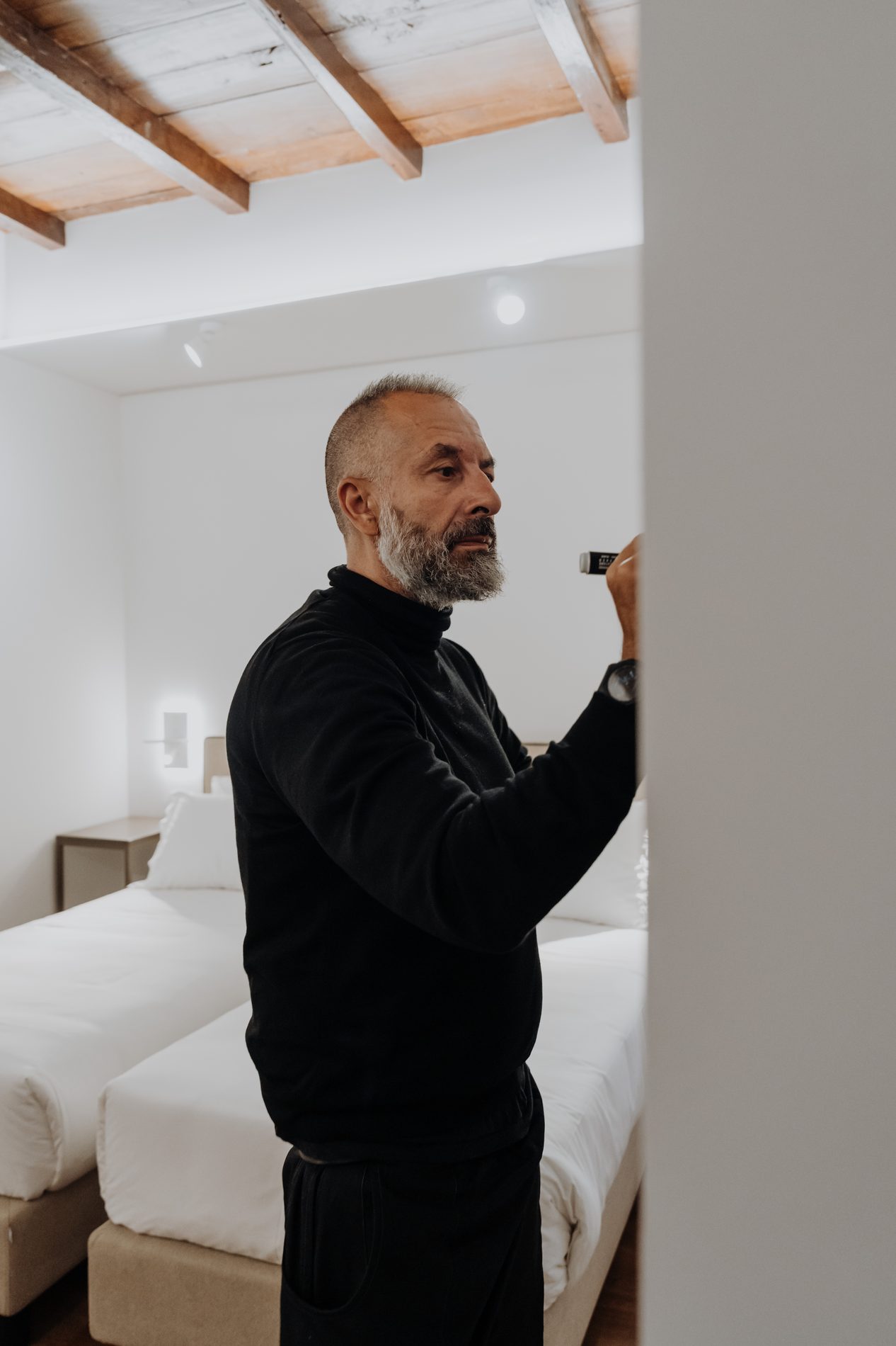 Opera di Giuseppe Stampone in installazione.
